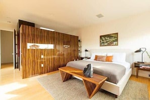 5 bedrooms, iron/ironing board, WiFi, bed sheets