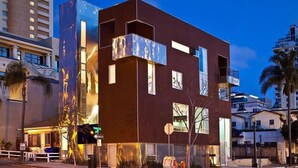 Un edificio moderno con un diseño geométrico único, ventanas amplias y un balcón.