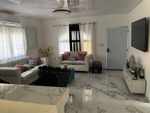 Nhà, 2 phòng ngủ, phù hợp cho ng ười khuyết tật, ban công | Phòng khách