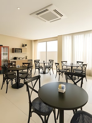 Basic Apartment | Dining