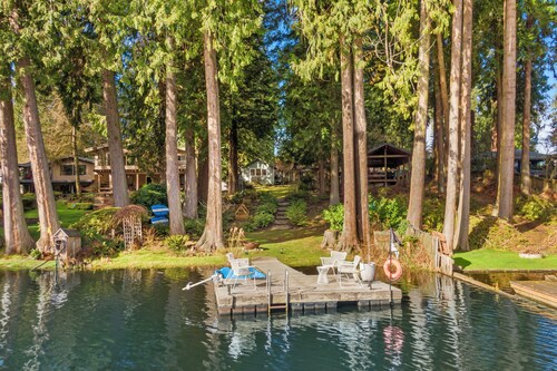 Lakefront Cottages/ dock/ kayaks/ grill/ firepit/ views/ easy access to Seattle