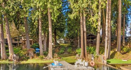 Lakefront Cottages/ dock/ kayaks/ grill/ firepit/ views/ easy access to Seattle