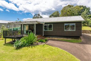 Exterior - Moa Cottage – Central Oneroa Village (Waiheke Island)