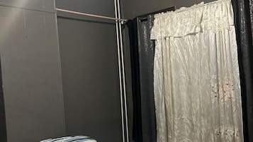 1 slaapkamer, een strijkplank/strijkijzer, wifi