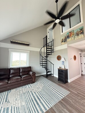 Living area - Oceanfront 3-bedroom townhome with AC & outdoor shower in North Topsail Beach (North Topsail Beach)
