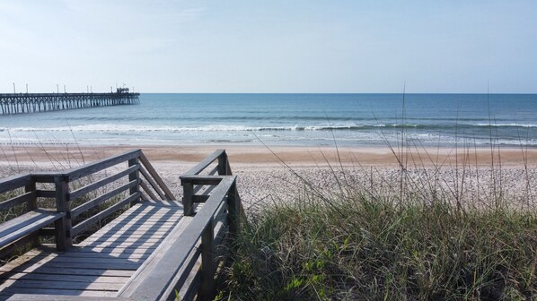 Beach - Oceanfront 3-bedroom townhome with AC & outdoor shower in North Topsail Beach (North Topsail Beach)