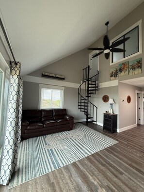Interior - Oceanfront 3-bedroom townhome with AC & outdoor shower in North Topsail Beach (North Topsail Beach)