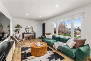 Smart TV, video games - Casa Chic Lancaster,  Farm Views + Game Room (Willow Street)