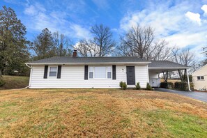 Exterior - Casa Chic Lancaster,  Farm Views + Game Room (Willow Street)