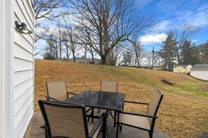 Outdoor dining - Casa Chic Lancaster,  Farm Views + Game Room (Willow Street)