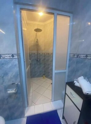 Shower, hair dryer, towels, soap - LE SAFRAN apartment in the center of Agadir, close to the beach. (Agadir)