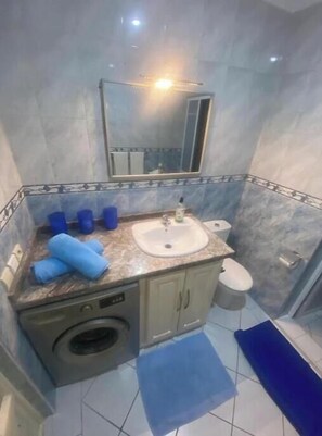 Shower, hair dryer, towels, soap - LE SAFRAN apartment in the center of Agadir, close to the beach. (Agadir)
