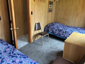 Room - Cabin 8 "Lady Bug Lodge" 4 BR, 8 pp, wooded cabin, access to boats! (Ely)