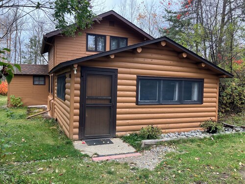 Cabin 8 "Lady Bug Lodge" 4 BR, 8 pp, wooded cabin, access to boats!