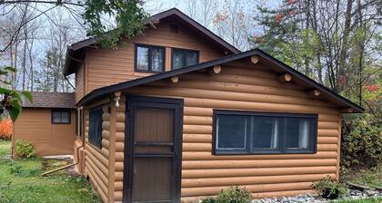 Cabin 8 "Lady Bug Lodge" 4 BR, 8 pp, wooded cabin, access to boats!
