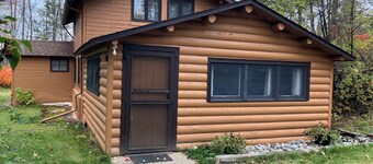 Cabin 8 "Lady Bug Lodge" 4 BR, 8 pp, wooded cabin, access to boats!