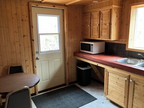 Private kitchen - Cabin 8 "Lady Bug Lodge" 4 BR, 8 pp, wooded cabin, access to boats! (Ely)