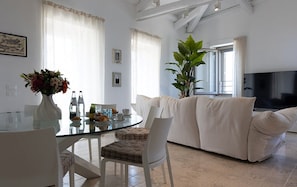 Penthouse with Panoramic Terrace overlooking the Sea | Coin séjour