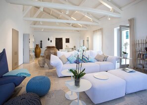 Penthouse with Panoramic Terrace overlooking the Sea | Living area