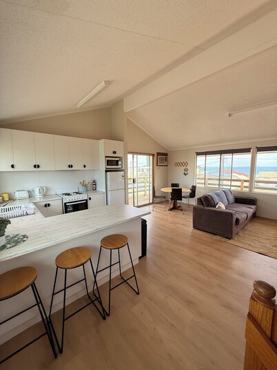 SEA SUNSETS - a stones throw from the beach 3/4 bedroom home sleeping 10 people 