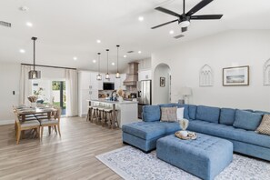 TV, ping pong, books - Casa Del Mar - 4Bed3BR W/ Pool & Firepit (Palmetto)
