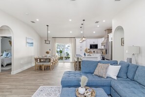TV, ping pong, books - Casa Del Mar - 4Bed3BR W/ Pool & Firepit (Palmetto)