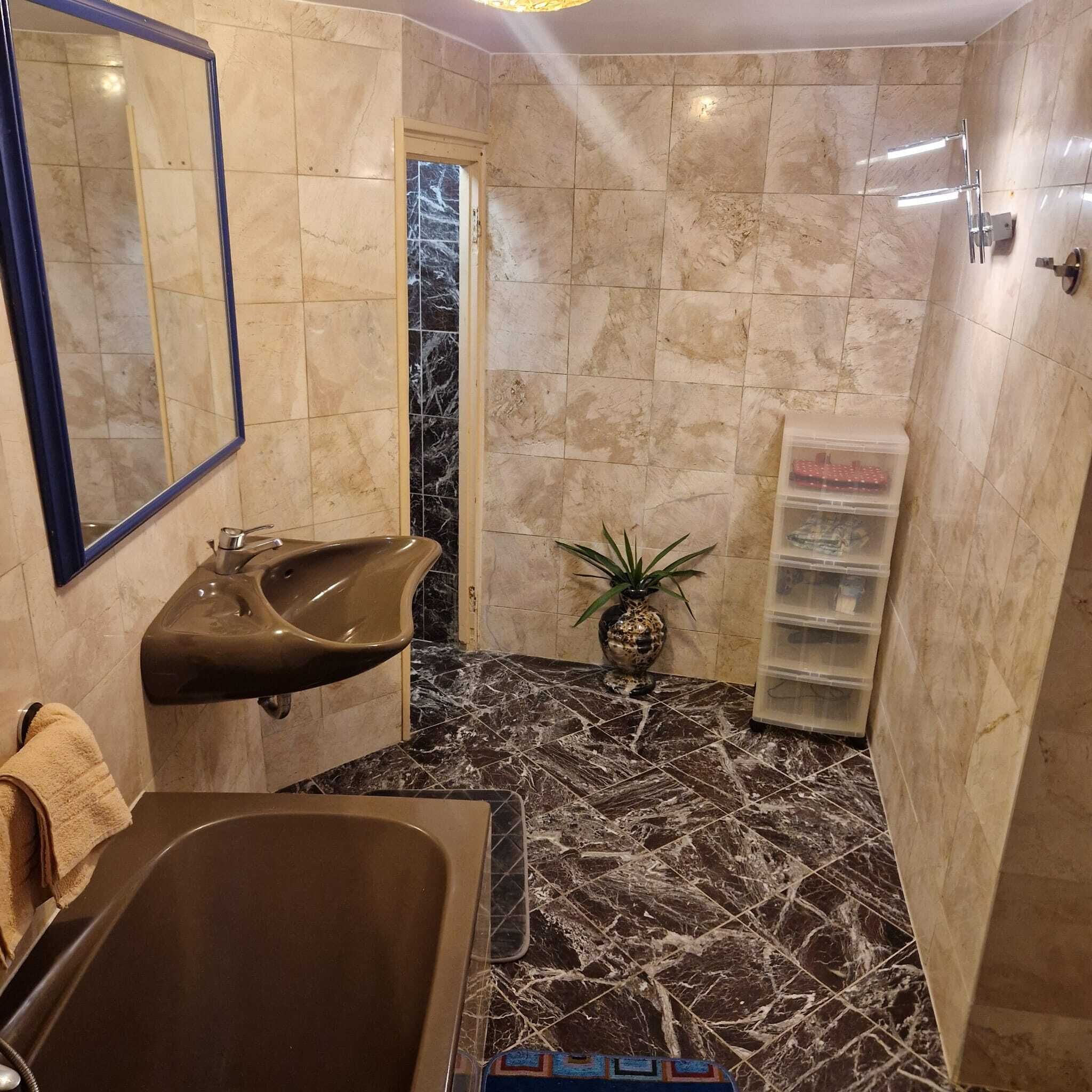 Douche, sèche-cheveux, serviettes fournies, papier toilette