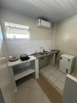 Frigobar, placa de cocina, utensilios de cocina