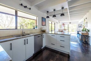 Fridge, microwave, oven, stovetop - Surfdale Sunsets - Our Island (Waiheke Island)