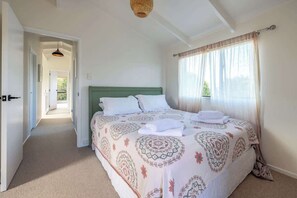 3 bedrooms, iron/ironing board, WiFi, bed sheets - Surfdale Sunsets - Our Island (Waiheke Island)