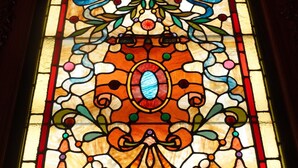 Uma janela de vitrais com padrão floral.