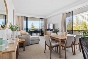 Smart TV - Breeze by Khove (Coolangatta)