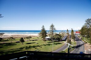 Beach nearby - Breeze by Khove (Coolangatta)
