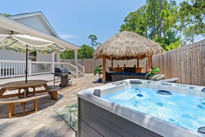 Terrace/patio - Hot tub, The Tiki Hideaway, Close to Bay & Beach, Backyard Tiki Bar, Paddleboards (Santa Rosa Beach)