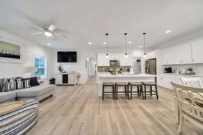 Fridge, microwave, oven, stovetop - Hot tub, The Tiki Hideaway, Close to Bay & Beach, Backyard Tiki Bar, Paddleboards (Santa Rosa Beach)