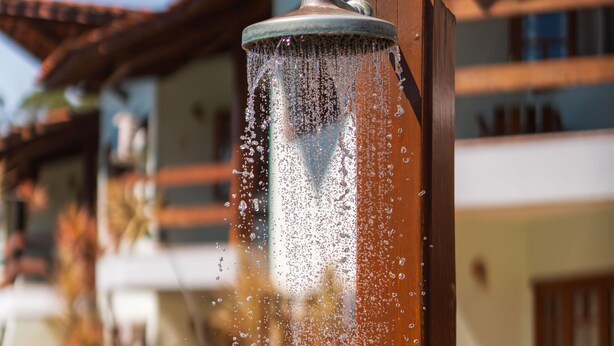 A water feature in front of a building with a clear sky. - Vila Mundaí – Peace and quiet, 500m from the beach. (Porto Seguro)