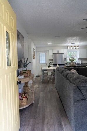 Interior - Quiet Pet-Friendly Home • Sleeps 7 • Minutes to WEC Ocala (Ocala)