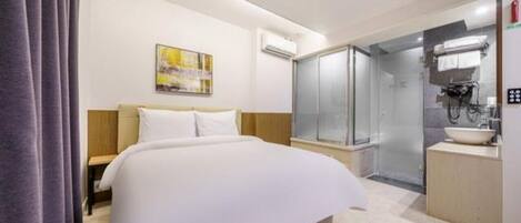 Suite Room | Desk, free WiFi, bed sheets