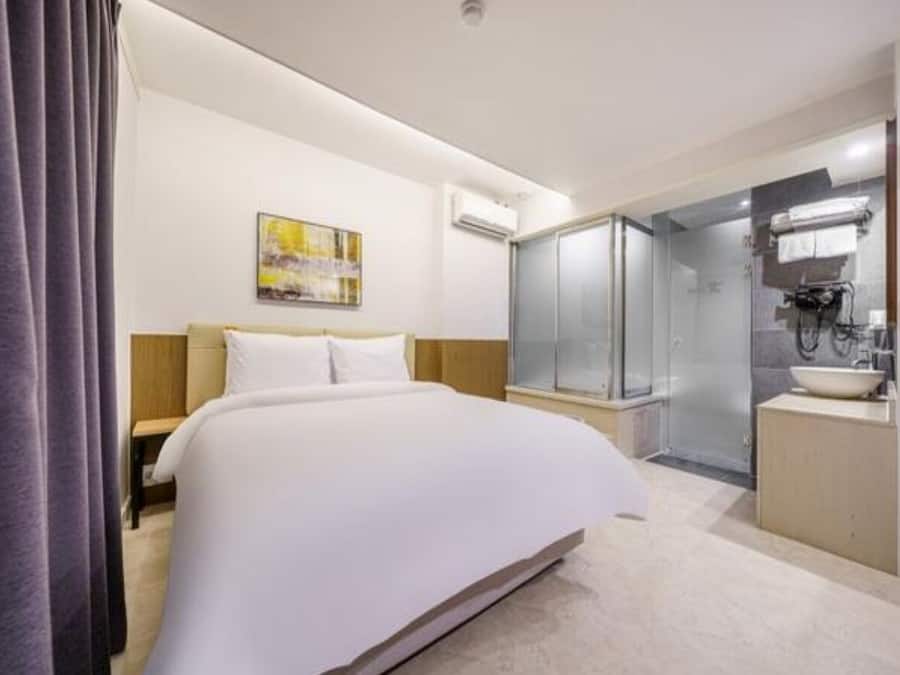 Suite Room | Desk, free WiFi, bed sheets