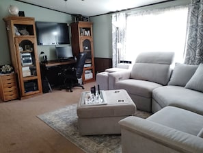 Smart TV, stereo, computer monitors, printers - Lovely Home (mobile) bring the family to the Equestrian events in Aiken, SC! (Aiken)