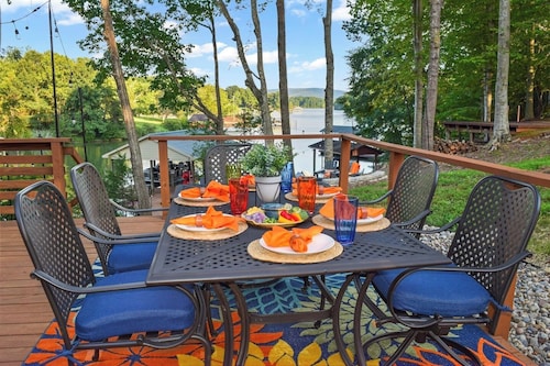Dock, Hot Tub, Outdoor Sauna, Fire Pit, Game Room!