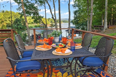Dock, Hot Tub, Outdoor Sauna, Fire Pit, Game Room!