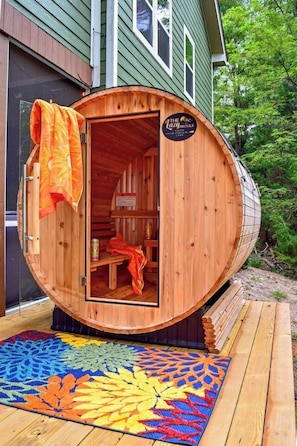 En træsauna med et skilt, der siger 'The Lazy Paddle Sauna'.