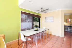 Dining - Coastal Holiday Home - Bradford 10 (Gold Coast)