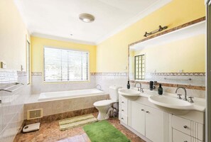 Bathroom - Coastal Holiday Home - Bradford 10 (Gold Coast)