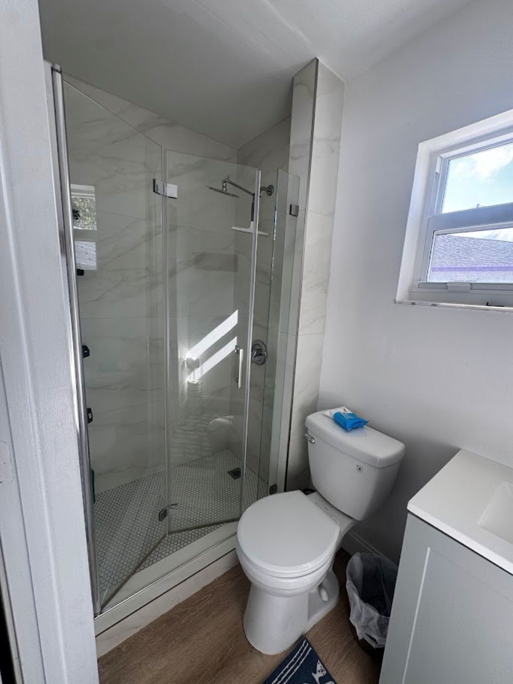 Douche, bidet, serviettes fournies, savon