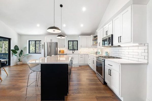 Fridge, microwave, oven, stovetop - Monaco Place- 3bed 2.5bath (Lead)