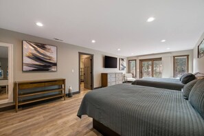 Escrivaninha, berço de viagem, Wi-Fi, roupa de cama