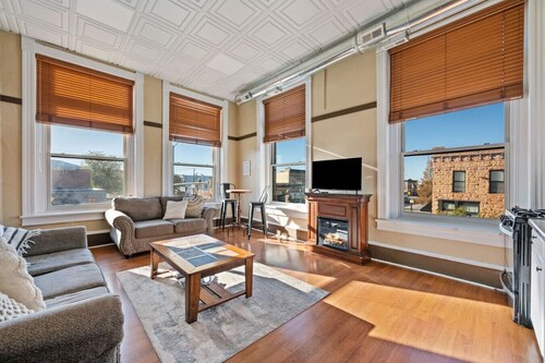 Cozy Downtown Loft above Italian Delights