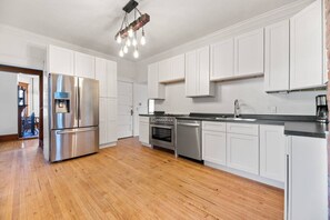 Fridge, microwave, oven, stovetop - Downtown Victorian - 5 King Beds (Spearfish)